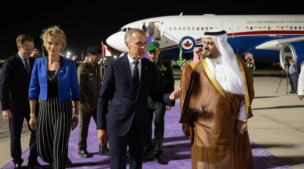 الأمير سعود بن مشعل مستقبلاً الرئيس مارك كارني لدى وصوله إلى جدة مساء الأربعاء (إمارة منطقة مكة المكرمة)
