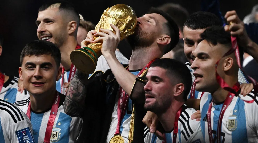ميسي هل يرفع الكأس للمرة الثانية على التوالي (رويترز)