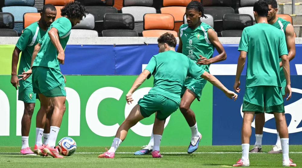 لاعبو المغرب خلال التحضيرات للمواجهة المفصلية أمام فرنسا (ا ف ب)