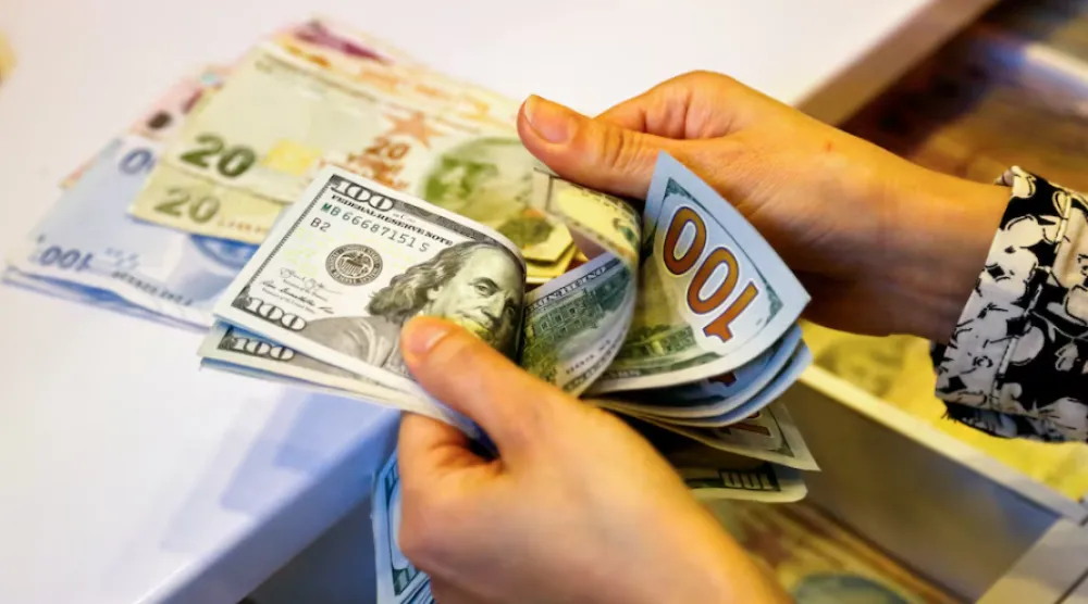 الكثير من الأميركيين يواجهون ضغوطاً متزايدة لتأمين احتياجاتهم المعيشية الأساسية (رويترز)