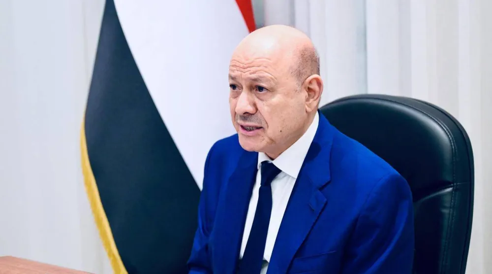 الدكتور رشاد العليمي رئيس مجلس القيادة الرئاسي اليمني خلال الاجتماع (سبأ)