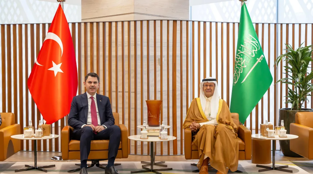 وزير الطاقة السعودي الأمير عبد العزيز بن سلمان مع وزير البيئة والتخطيط العمراني والتغير المناخي التركي ورئيس مؤتمر الأطراف الحادي والثلاثين «COP31» مراد قوروم (وزارة الطاقة)