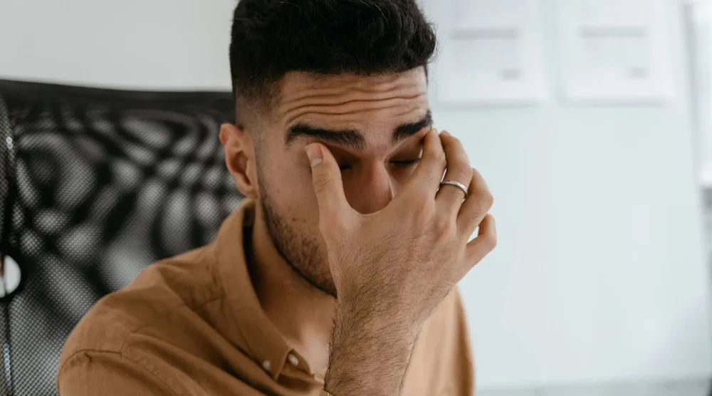 انخفاض مستويات الحديد بالدم قد يؤثر في إنتاج الهيموغلوبين ما يؤدي إلى تغير لون البطانة الداخلية للجفن (بيكسلز)