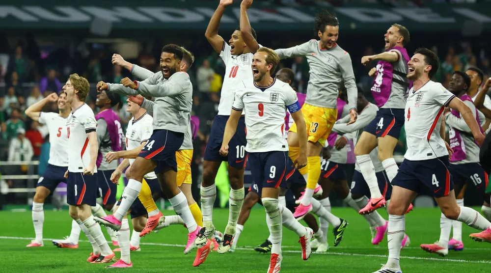 قائد منتخب إنجلترا هاري كين وزملاؤه يحتفلون بالتأهل إلى الدور ربع النهائي (رويترز)