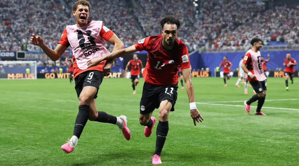 مصطفى زيكو لاعب مصر يحتفل بهدفه الثاني في الأرجنتين (رويترز)