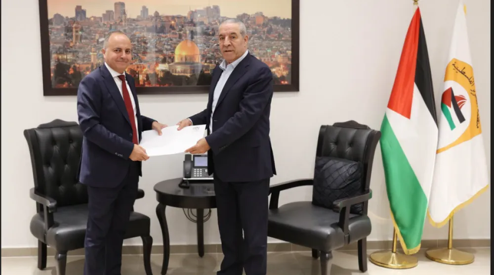 سفير مصر في رام الله خلال لقاء نائب الرئيس الفلسطيني (صفحة وزارة الخارجية على «فيسبوك»)