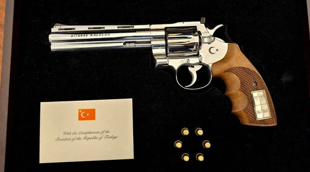 مسدس أهداه الرئيس التركي رجب طيب إردوغان إلى الرئيس الليتواني جيتاناس ناوسيدا في قمة «الناتو» في أنقرة (رويترز)