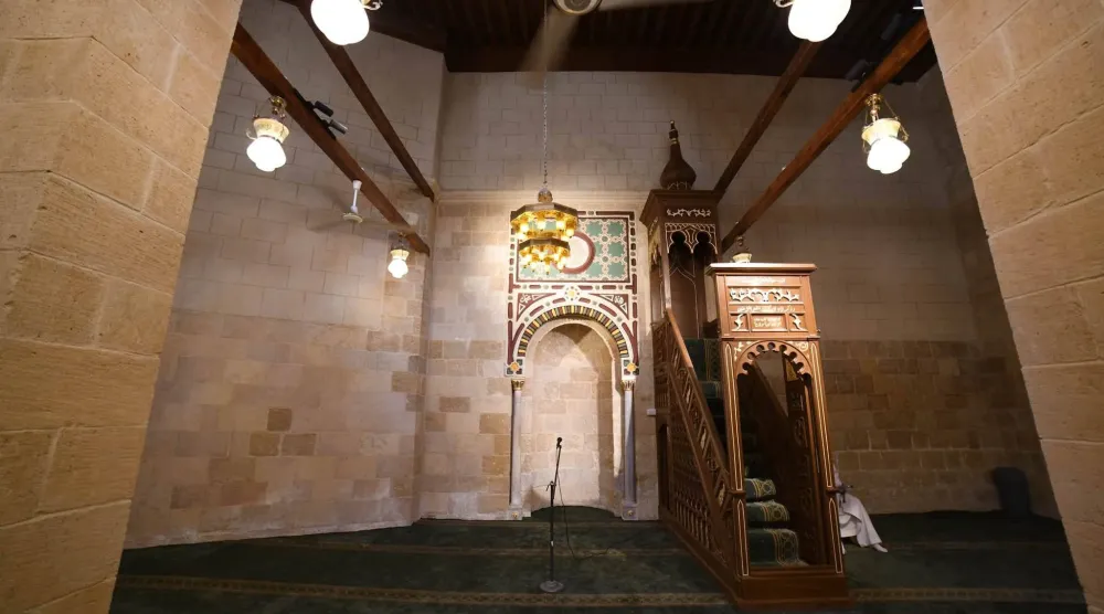 المسجد يتميز بمنبره الخشبي الأثري (وزارة السياحة والآثار)