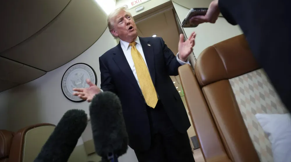 Trump, 8 Temmuz'da Joint Base Andrews'e dönüş yolunda yeni Air Force One uçağında gazetecilere açıklama yaptı (AFP)