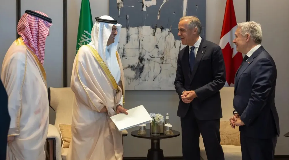 وزير الطاقة السعودي الأمير عبد العزيز بن سلمان مع دولة رئيس وزراء كندا مارك كارني (واس)