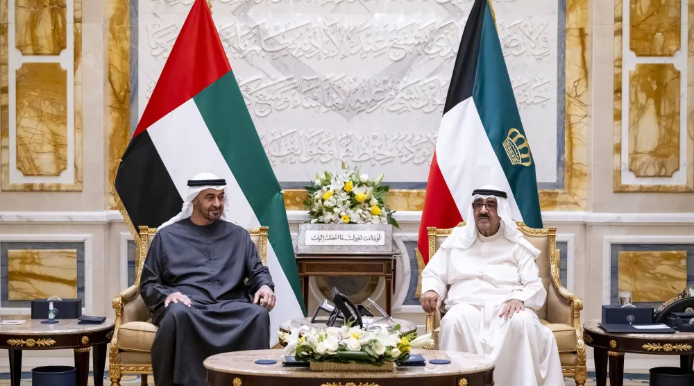 الشيخ مشعل الأحمد الجابر الصباح أمير دولة الكويت والشيخ محمد بن زايد آل نهيان رئيس الإمارات خلال اللقاء (وام)