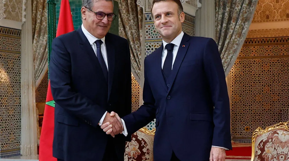 رئيس الحكومة المغربية مستقبلاً الرئيس ماكرون خلال زيارته الأخيرة للرباط (أ.ف.ب)