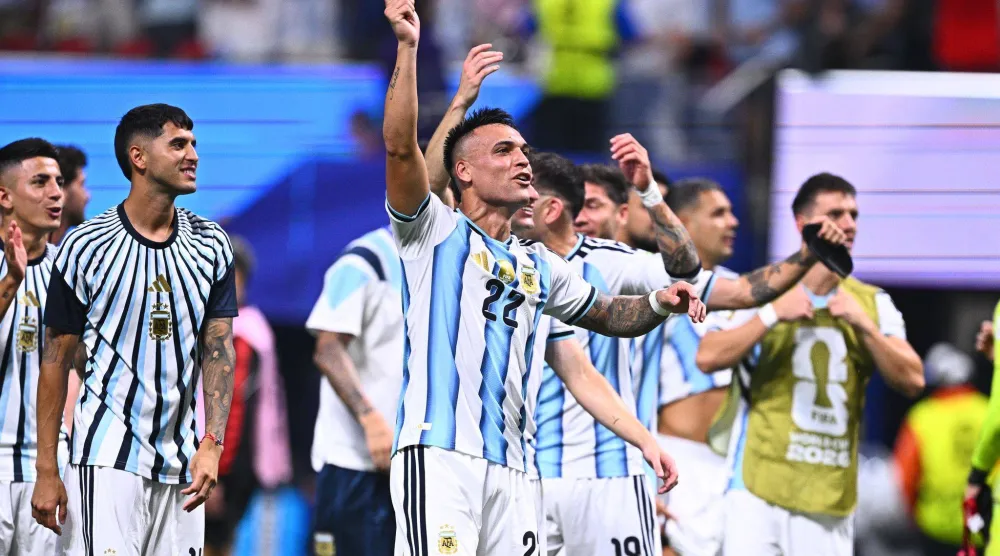 لاوتارو مارتينيز يحتفل بفوز الأرجنتين بعد مواجهة مصر في دور الـ16 (د.ب.أ)