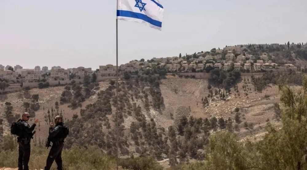Batı Şeria'da, Kudüs dışındaki "Ma'ale Adumim" yerleşim yeri yakınlarındaki "E1" bölgesinde iki İsrail polisi (Arşiv- AFP)
