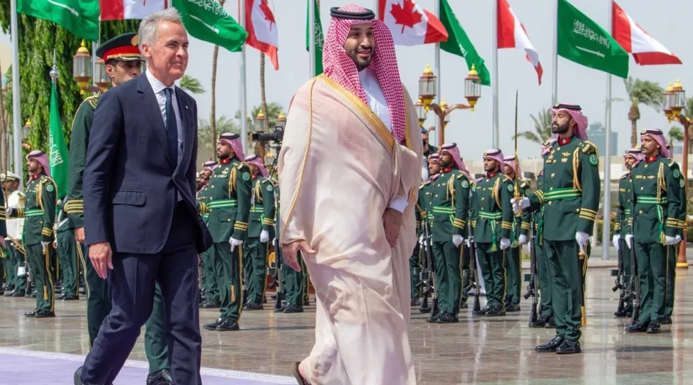 ولي العهد السعودي الأمير محمد بن سلمان مستقبلاً رئيس الوزراء الكندي مارك كارني بقصر السلام في جدة (واس)