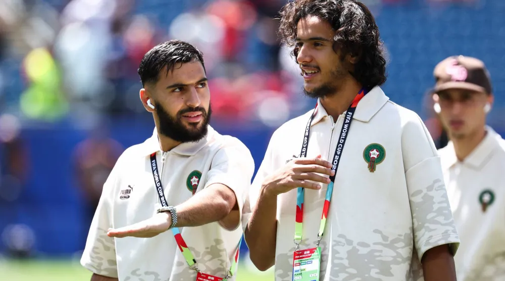 بوعدي مع زميله أمين السباعي قبل انطلاق المباراة (أ.ف.ب)
