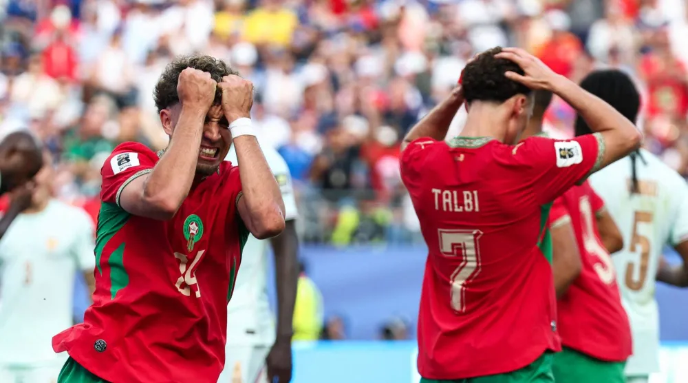 العيناوي متحسراً بعد إهدار إحدى الفرص أمام فرنسا (أ.ف.ب)