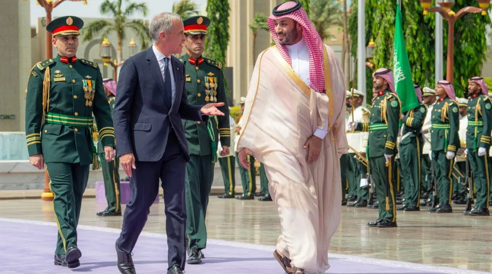 ولي العهد السعودي لدى استقباله رئيس الوزراء الكندي في جدة أمس (واس)