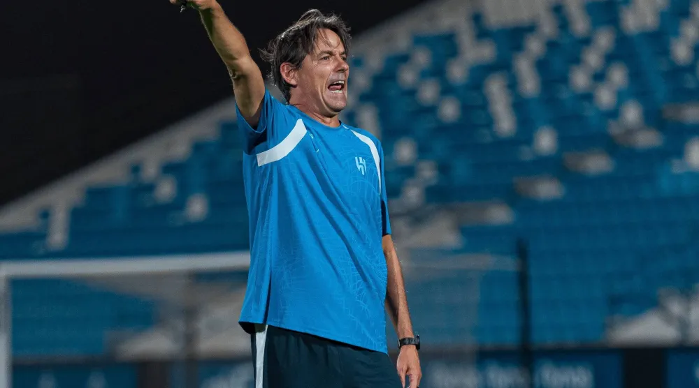إنزاغي خلال إشرافه على تدريبات الهلال الأخيرة (موقع النادي)