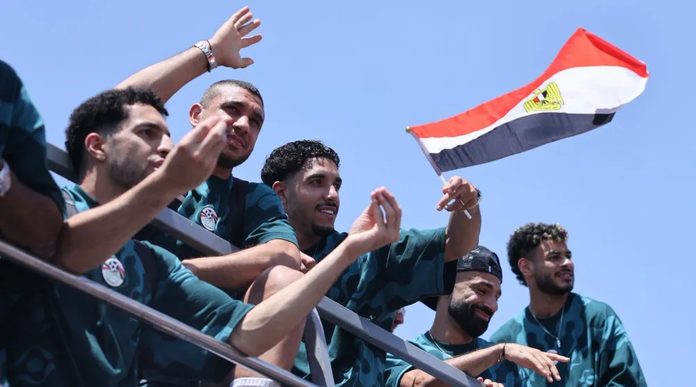 لاعبو منتخب مصر يحيون الجماهير من حافلة مكشوفة (الاتحاد المصري لكرة القدم)