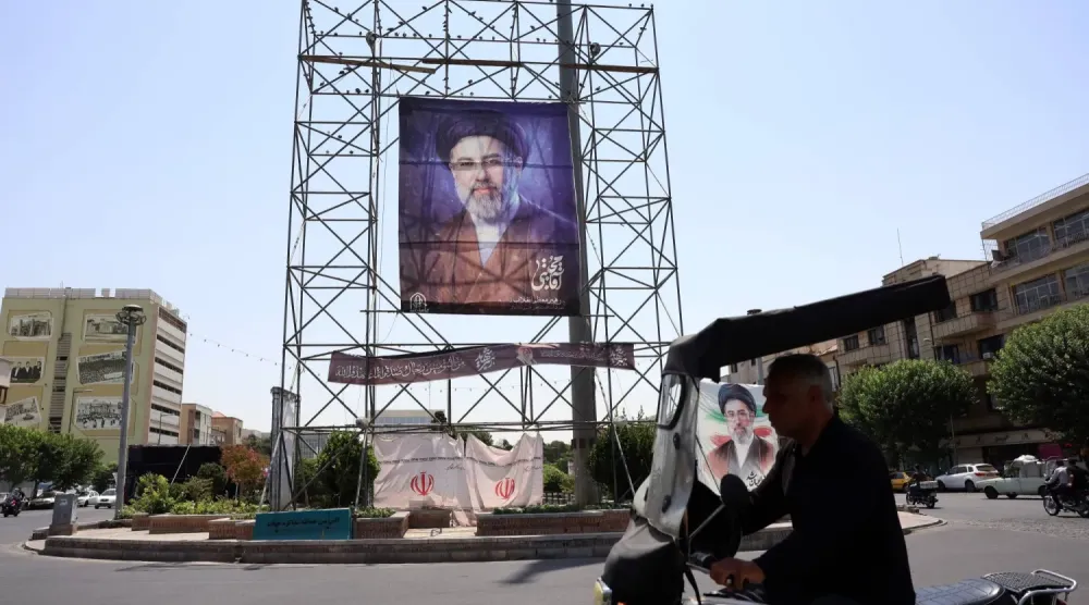 Tahran sokaklarından birinde yer alan dev Mücteba Hamaney afişi. (EPA)