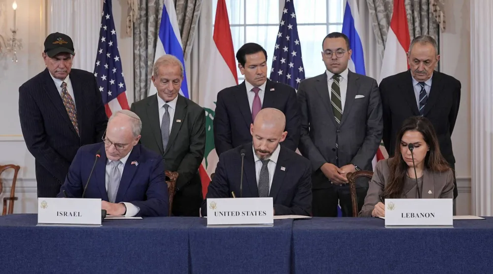 ممثلو لبنان وإسرائيل والولايات المتحدة يوقّعون اتفاق الإطار في مقر وزارة الخارجية الأميركية الجمعة (رويترز)