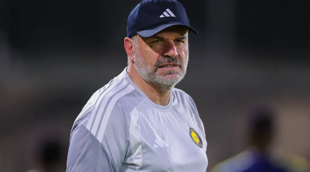 بوستيكوغلو خلال إشرافه على تدريبات النصر (موقع النادي)