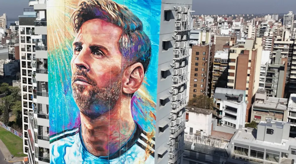 لقطة جوية تُظهر جدارية لقائد المنتخب الأرجنتيني لكرة القدم ليونيل ميسي في مسقط رأسه بمدينة روساريو (رويترز)