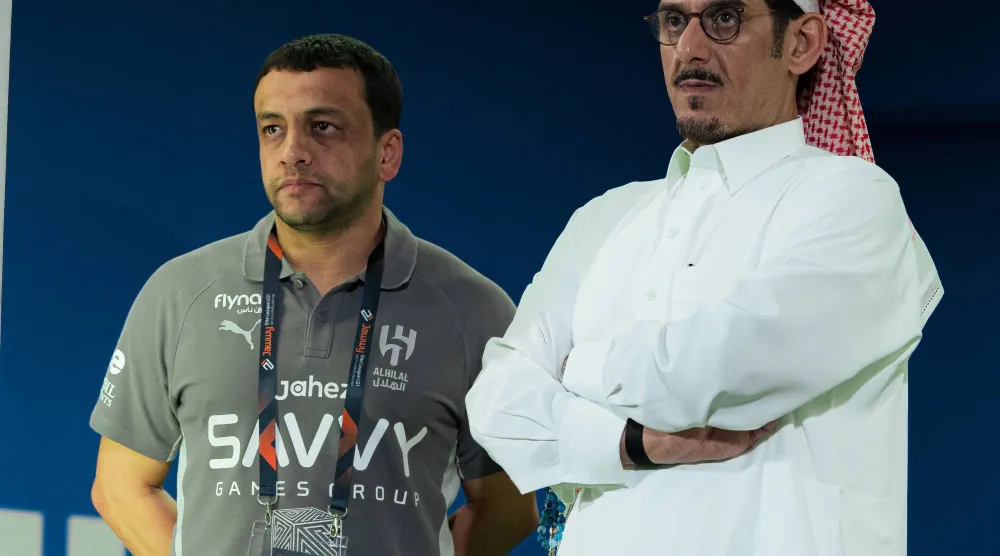 الشلهوب مدرب فريق تحت 21 عاماً مع رئيس النادي الأمير نواف بن سعد (موقع النادي)