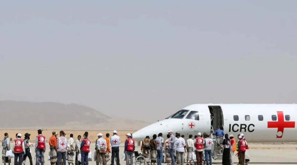 أسرى يمنيون أفرج عنهم على متن طائرة للجنة الدولية للصليب الأحمر في مطار مأرب (رويترز)