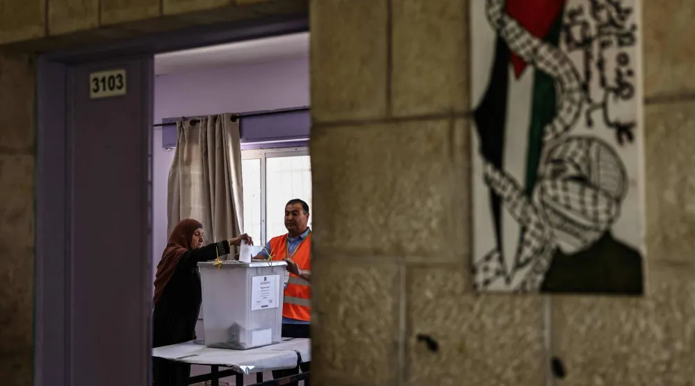 فلسطينية تدلي بصوتها في الانتخابات المحلية ببلدة بيرزيت الفلسطينية شمال رام الله بالضفة الغربية 25 أبريل 2026 (أ.ف.ب)