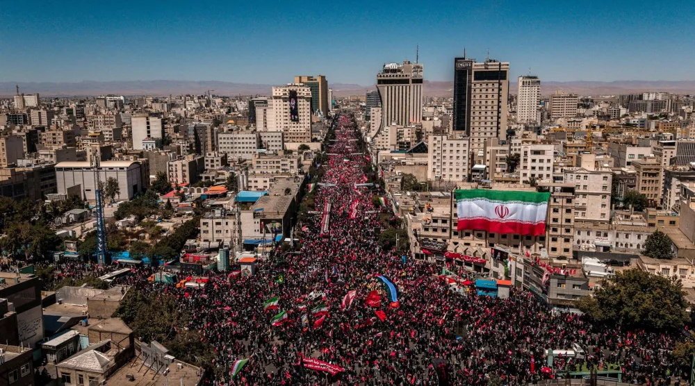 مشيعون يحتشدون في مدينة مشهد حيث دفن المرشد الإيراني السابق علي خامنئي الخميس (رويترز)