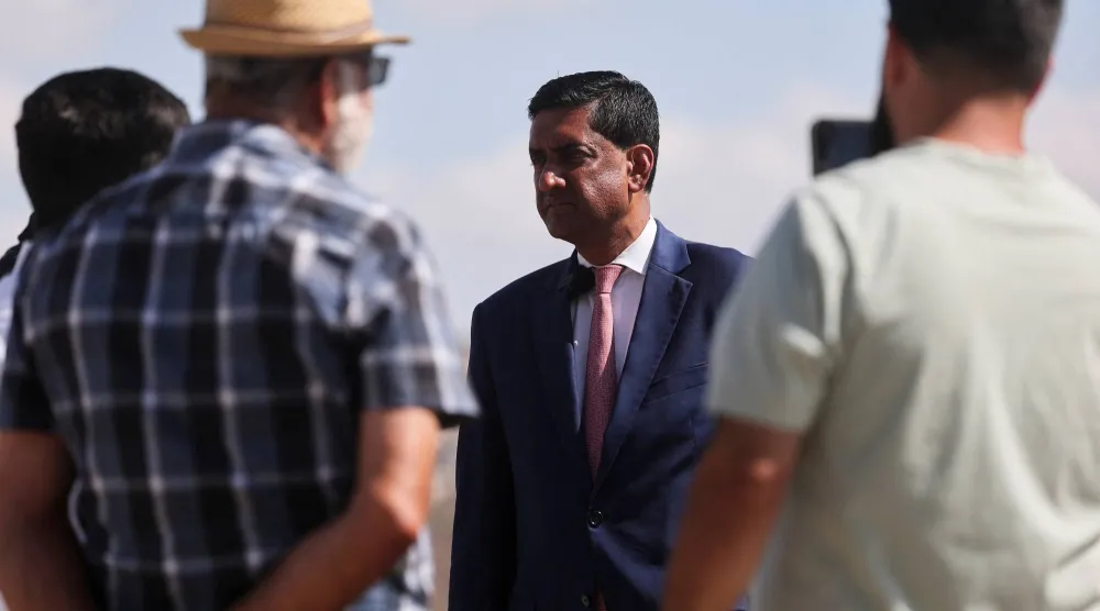 النائب الأميركي رو خانا يتحدث مع سكان فلسطينيين من بلدة ترمسعيا قرب رام الله خلال زيارته للضفة الغربية المحتلة (رويترز)