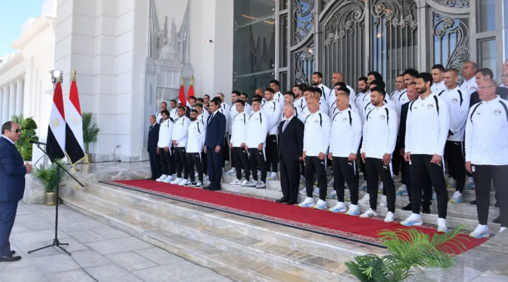 الرئيس المصري يستقبل بعثة المنتخب (الرئاسية المصرية)