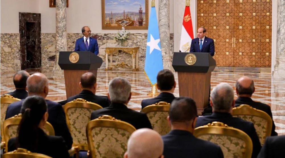 مؤتمر صحافي بين الرئيس المصري عبد الفتاح السيسي ونظيره الصومالي حسن شيخ محمود خلال فبراير الماضي في القاهرة (الرئاسة المصرية)