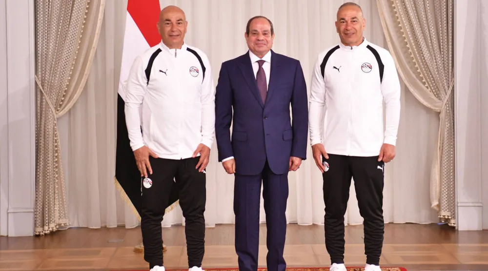 عبد الفتاح السيسي خلال استقباله حسام وإبراهيم حسن ضمن بعثة المنتخب المصري (د.ب.أ)