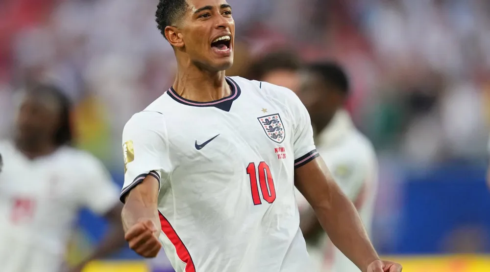 وصل بيلينغهام إلى 12 هدفاً في مسيرته مع منتخب إنجلترا (أ.ب) 