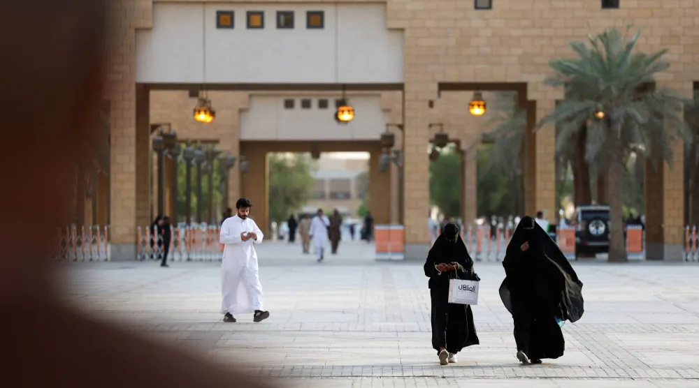 امرأتان تسيران أمام الجامع الكبير الإمام تركي بن ​​عبد الله في الرياض (أ.ف.ب)