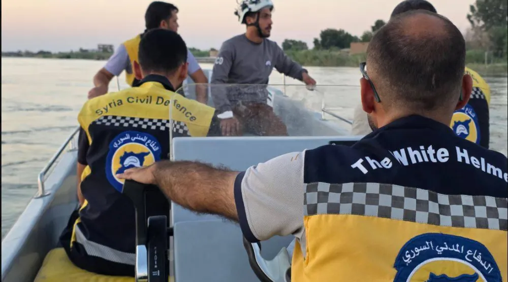 فرق الدفاع المدني السوري في وزارة الطوارئ وإدارة الكوارث خلال عمليات البحث والإنقاذ في نهر الفرات بمدينة دير الزور (الدفاع المدني - إكس)