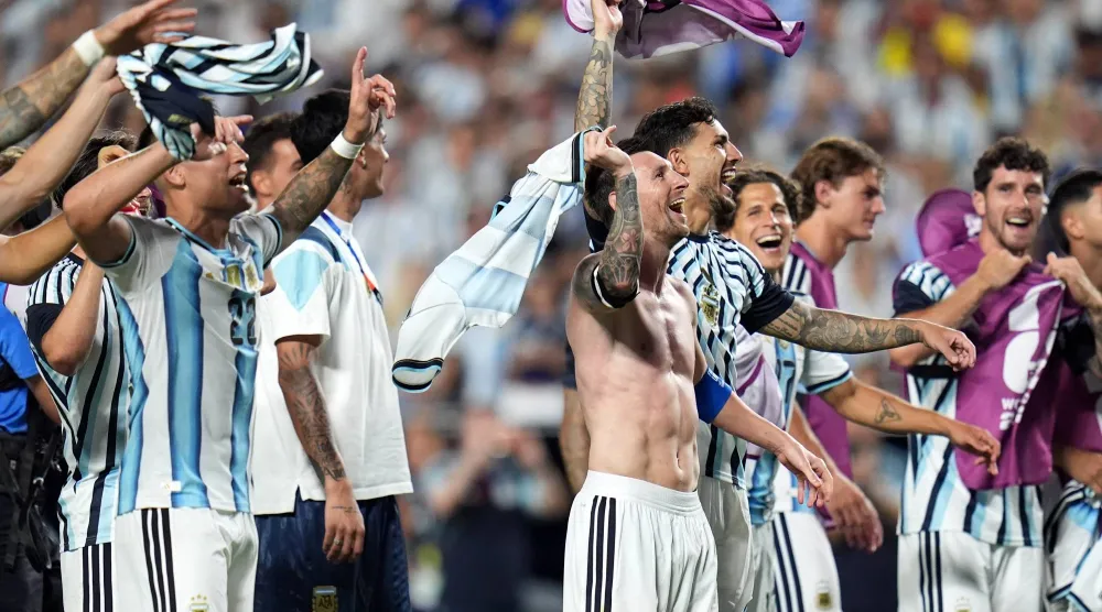 ليونيل ميسي وزملاؤه يحتفلون بعد مباراة الفوز في ربع نهائي كأس العالم لكرة القدم بين الأرجنتين وسويسرا (أ.ب)