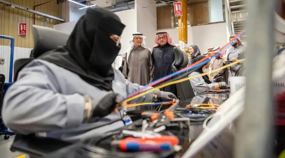 Prens Abdülaziz bin Selman, başkent Riyad'daki ulusal fabrikalardan birini ziyareti sırasında. (SPA)