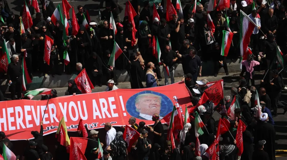 İran’ın eski Dini Lideri Ali Hamaney’in geçtiğimiz hafta Tahran’da düzenlenen cenaze töreninde İranlılar, ABD Başkanı Donald Trump’a yönelik tehdit içeren bir pankart açtı. (EPA)