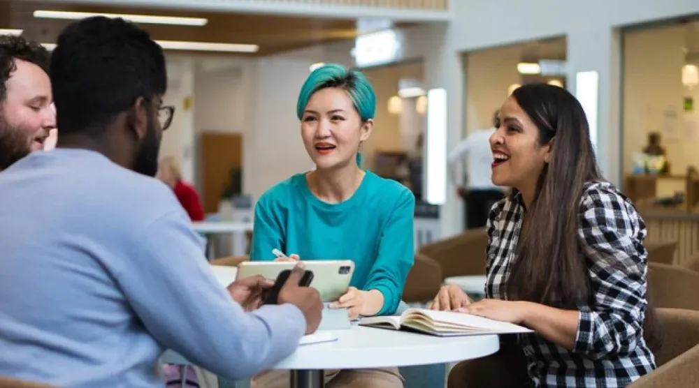 الأشخاص الذين يتمتعون بعلاقات اجتماعية قوية ومُرضية يكونون أكثر سعادة (جامعة أبيريستويث)