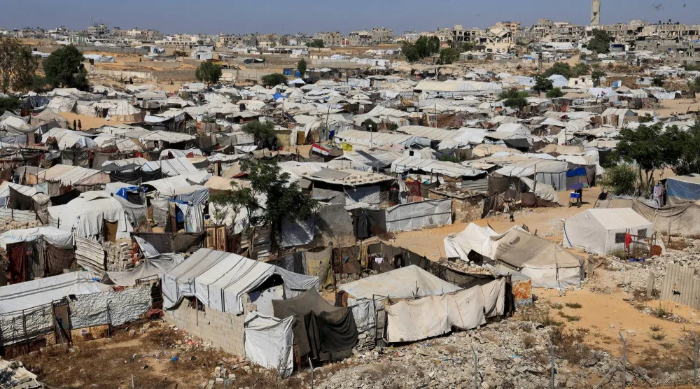 فلسطينيون نازحون يلجؤون إلى مخيم في خان يونس جنوب قطاع غزة (رويترز)