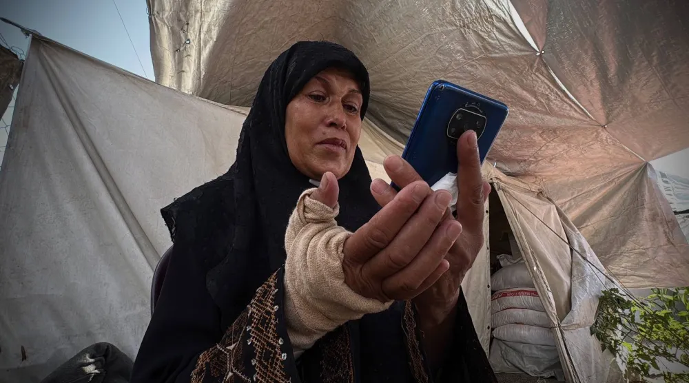 الفلسطينية المقيمة في غزة دولت الغول والدة الشاب المفقود أمين (الشرق الأوسط)