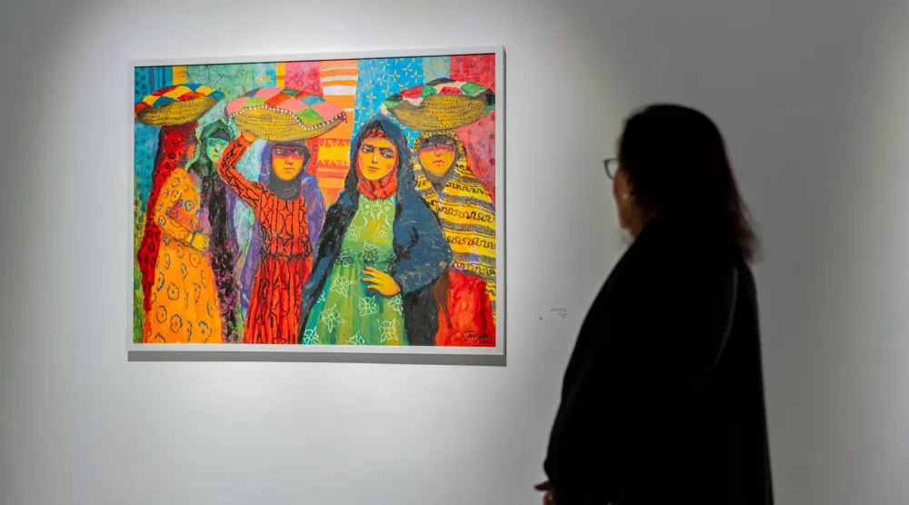 جانب من معرض «بين الضباب والمسار» تبرز فيه إحدى لوحات الفنان حكيم العاقل (حافظ جاليري)