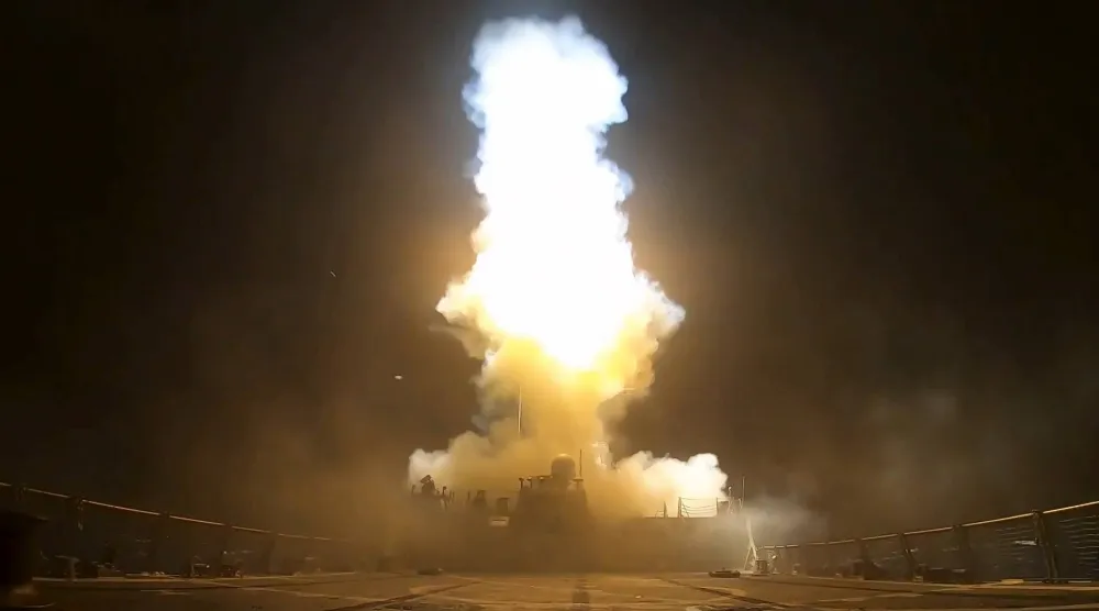  فيديو نشرته «سنتكوم» يوثق ضربات على أهداف عسكرية إيرانية، بعد إطلاق طائرات وصواريخ كروز رداً على هجمات استهدفت سفناً تجارية في مضيق هرمز بين 6 و11 يوليو 2026 