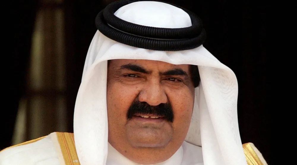 الراحل الشيخ حمد بن خليفة آل ثاني (رويترز)