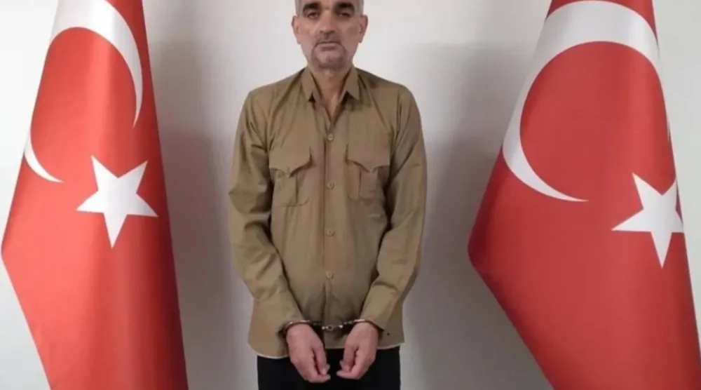 صورة موزعة للإرهابي طالب غولر بعدما جلبته الاستخبارات التركية من سوريا (إعلام تركي)