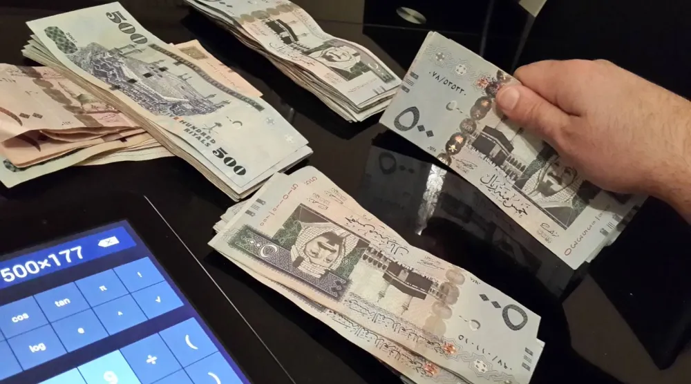 أوراق مالية من فئة الخمسمائة ريال والمائة ريال (رويترز)